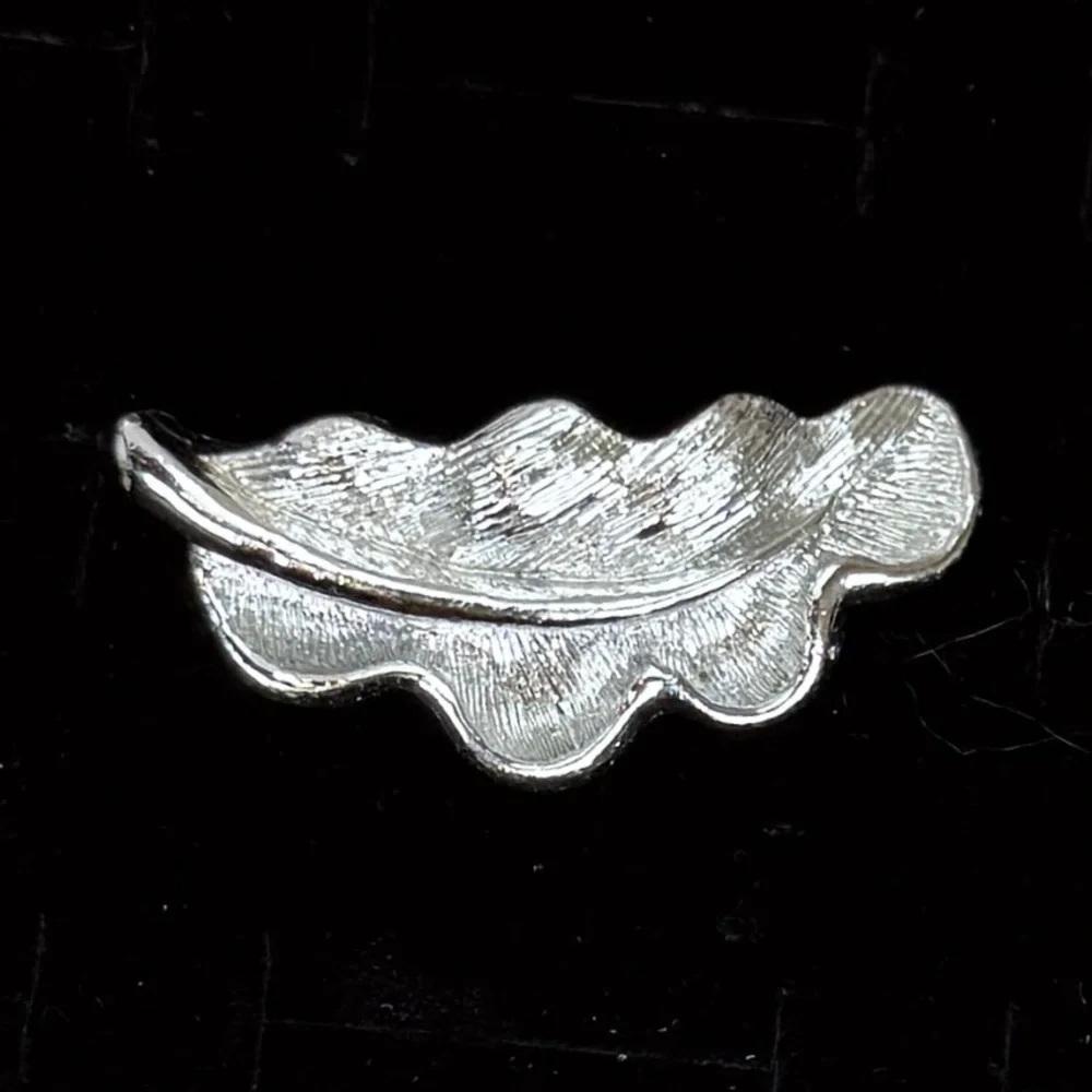Elegant Silvertone Weighted Etched Leaf Brooch Pin